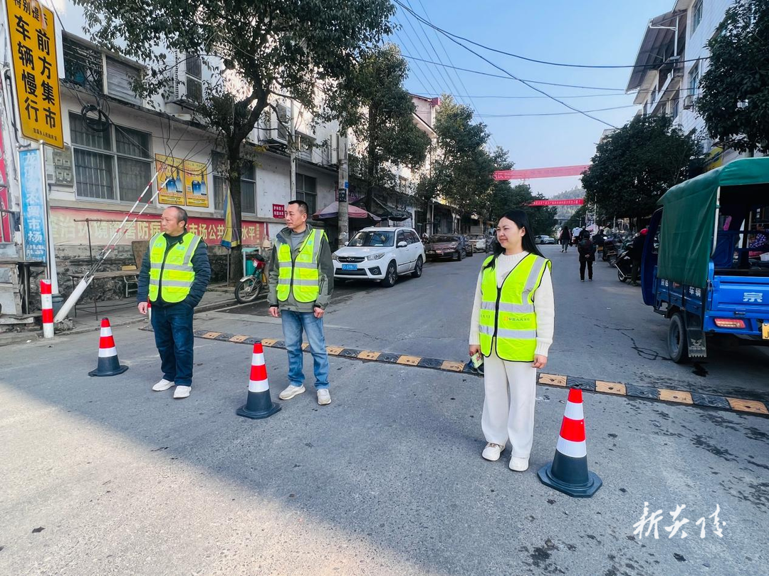 垄溪乡：站好“护学岗” 护航中小学生安全离校