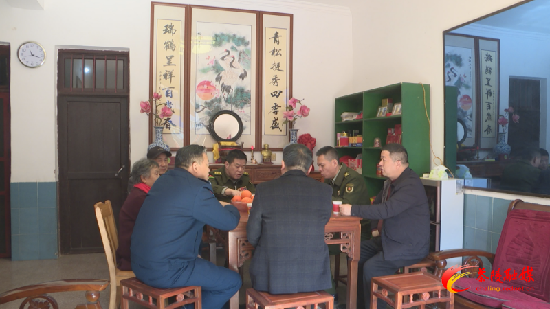 邓稳根来茶走访慰问在职现役干部及家属