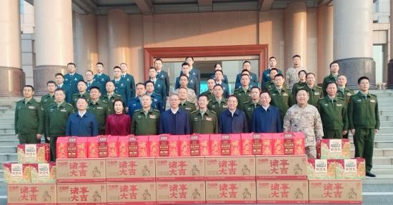 曹慧泉、陈恢清带队走访慰问驻株部队官兵