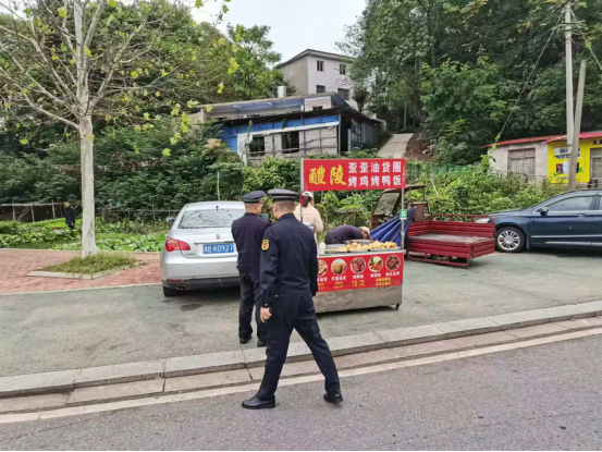 学林街道城管派驻中队开展市容市貌整治