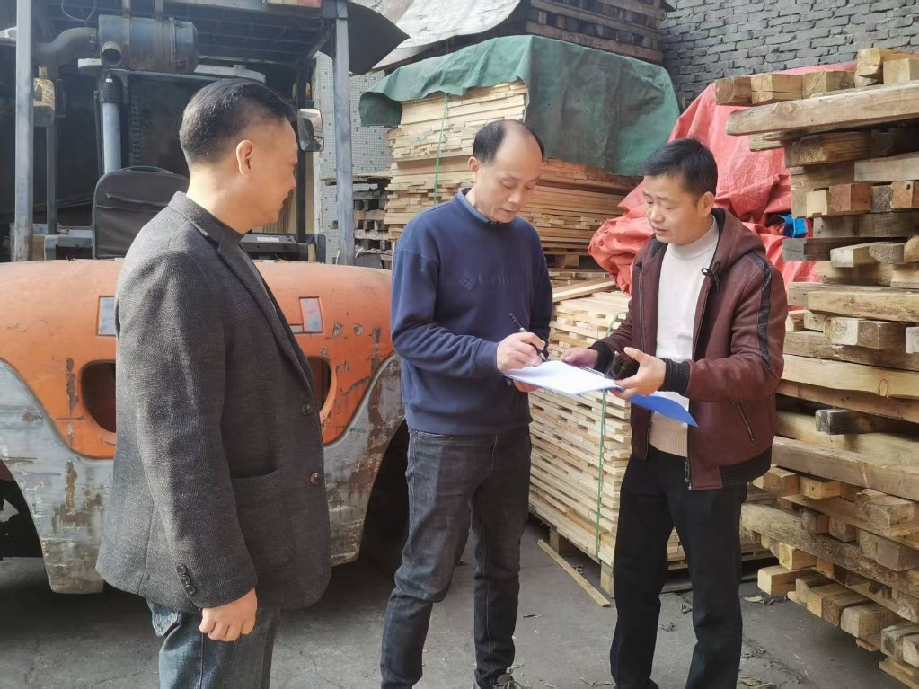 石峰区自然资源局相关工作人员到辖区内涉林企业开展安全生产检查工作