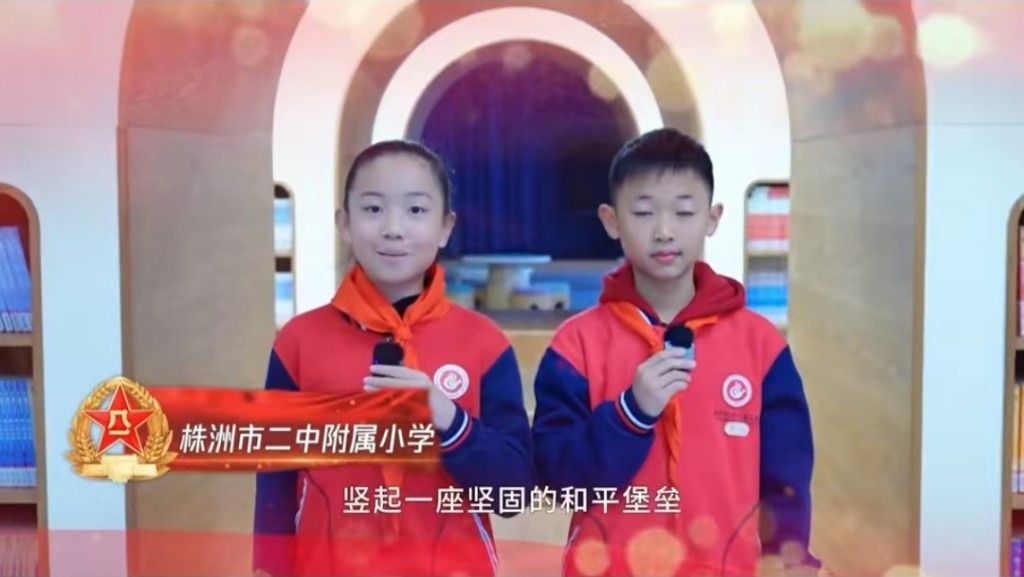 株洲：莘莘学子深情“表白”海军株洲舰
