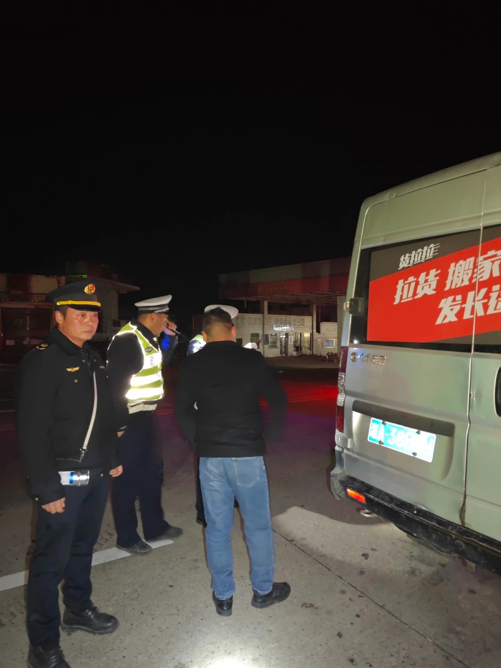 打击烟花爆竹非法违法行为，龙船镇在行动