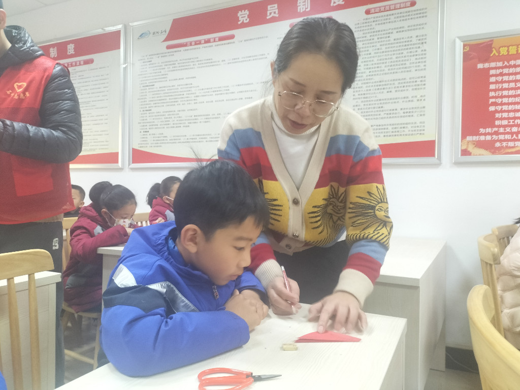 小手剪纸 共迎新春