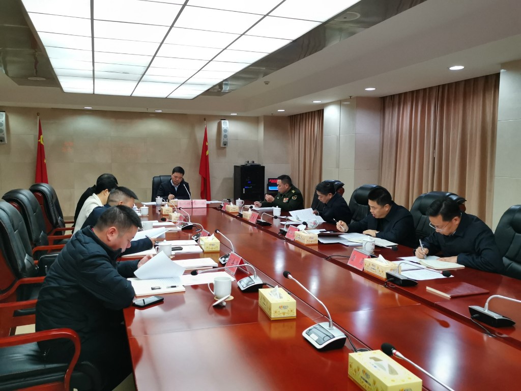县委理论学习中心组开展第四十四次集中（扩大）学习会议暨民主生活会会前专题学习研讨