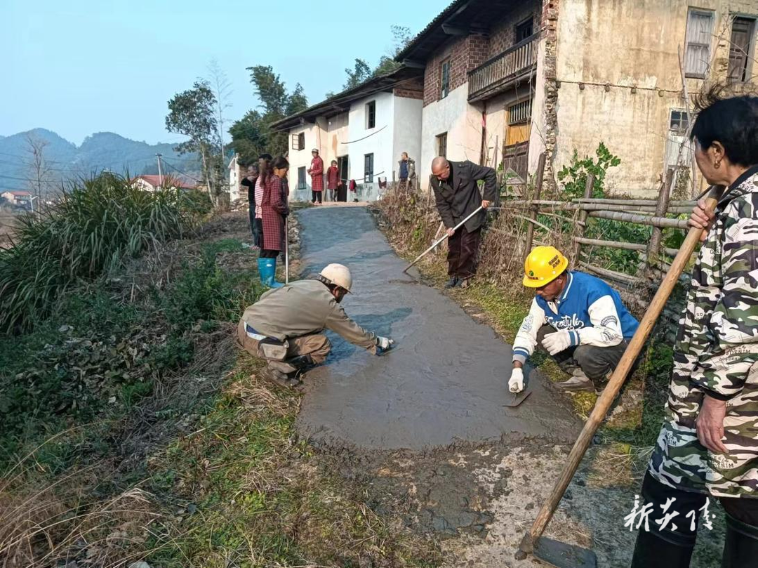 霞阳镇：爱心送到家门口 炎西村为失明低保户修建水泥路