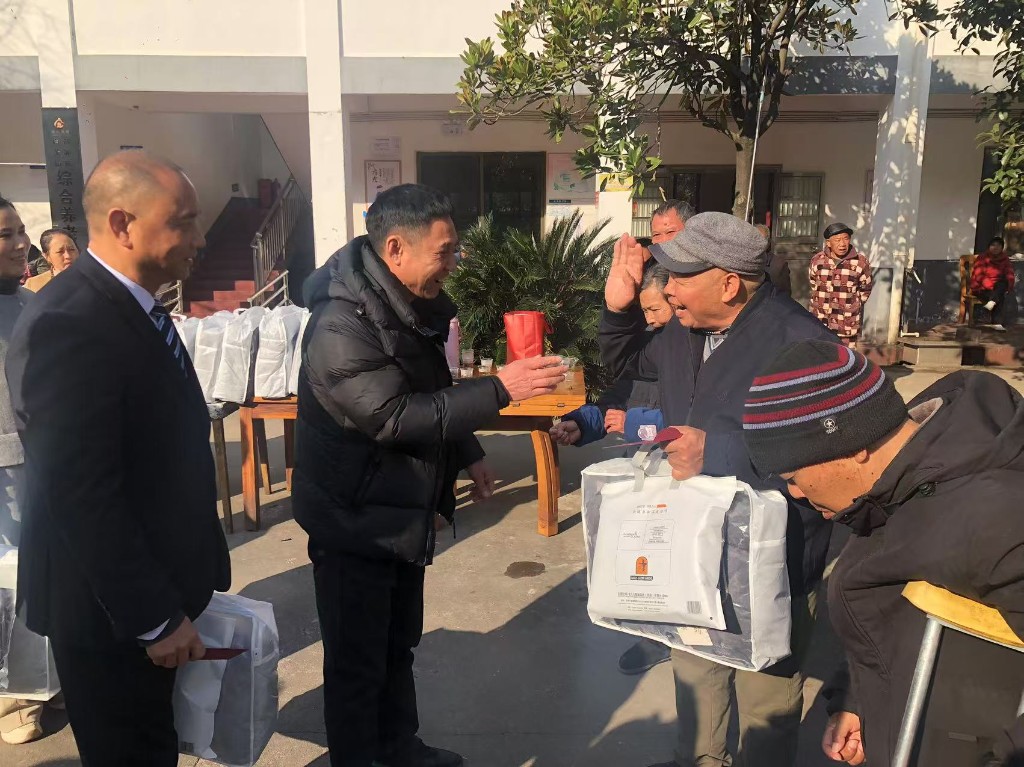白关镇：代表送关怀，情暖敬老院爱心慰问活动