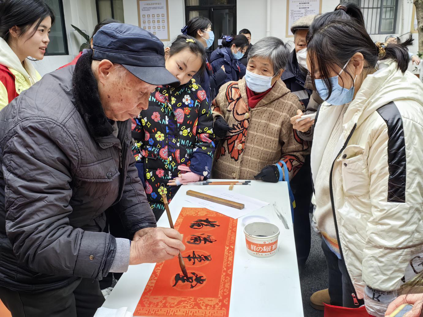 笔墨凝香迎新春，福满家园送春联