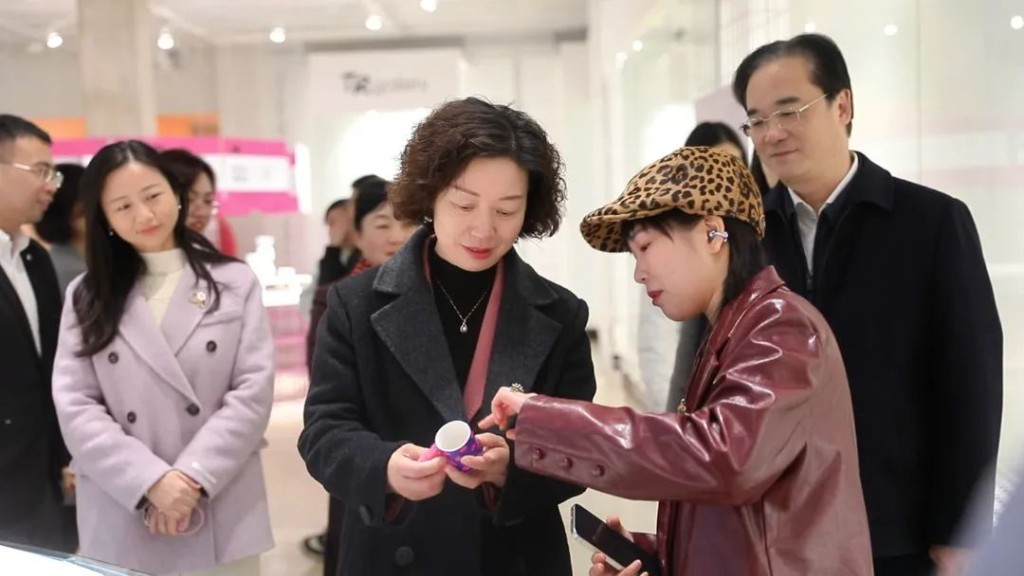 省妇联主席杨兰英来醴调研