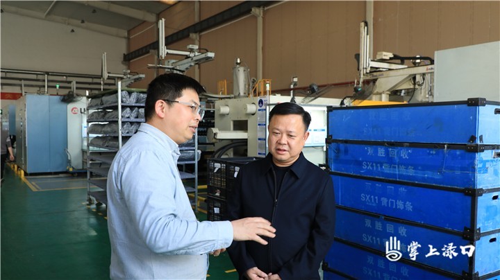 李晓彤春节前开展走访慰问活动