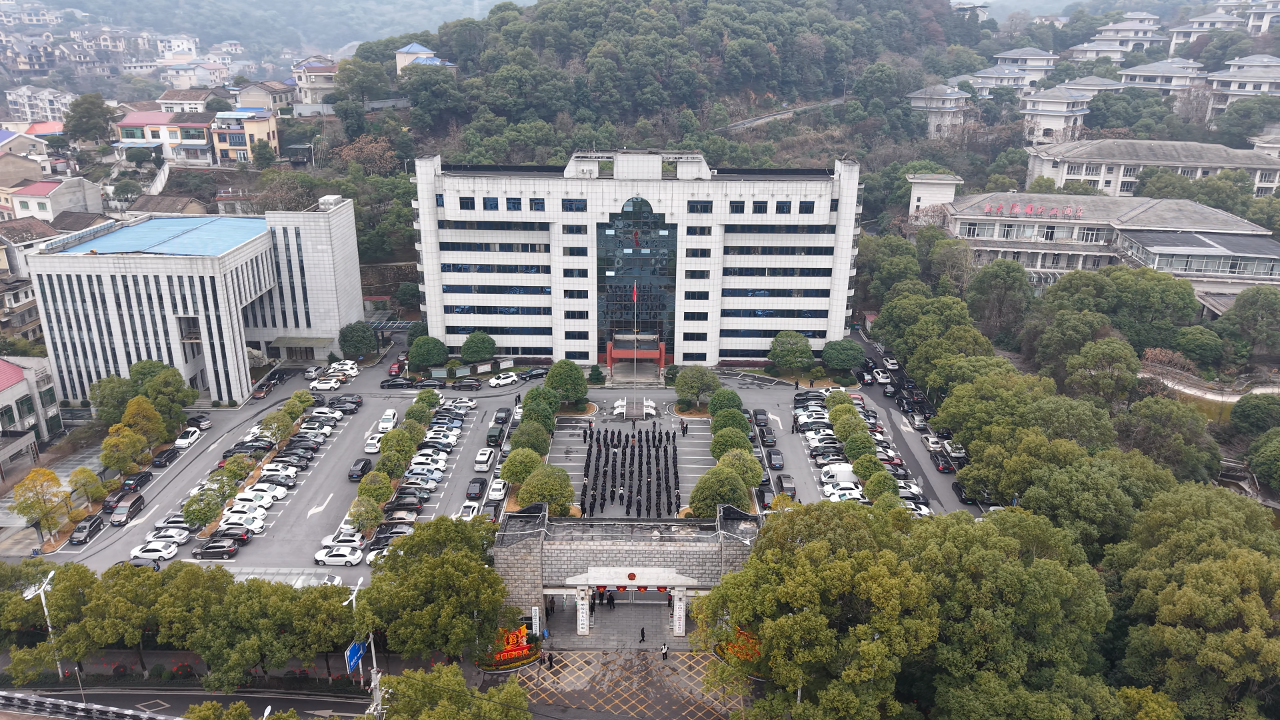 上班首日升旗：醴陵吹响高质量发展冲锋号