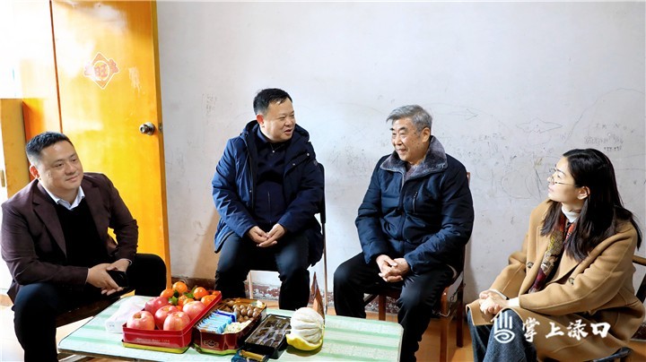 李晓彤春节前开展走访慰问活动