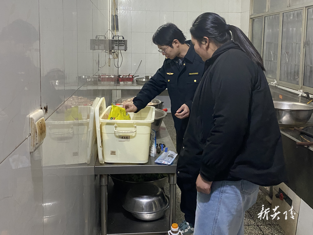 中村瑶族乡开展校园食品安全检查 护航开学“第一餐”