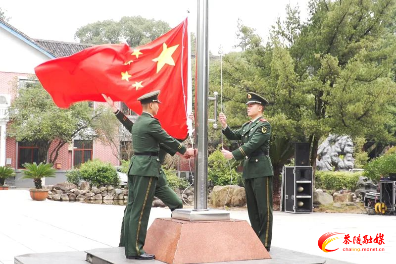 蛇年首个工作日：茶陵举行升旗仪式