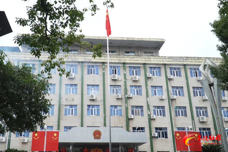 蛇年首个工作日：茶陵举行升旗仪式