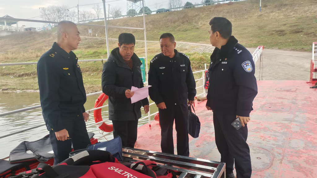 株洲交通公安联合执法检查 共护百姓春运出行“水上路”