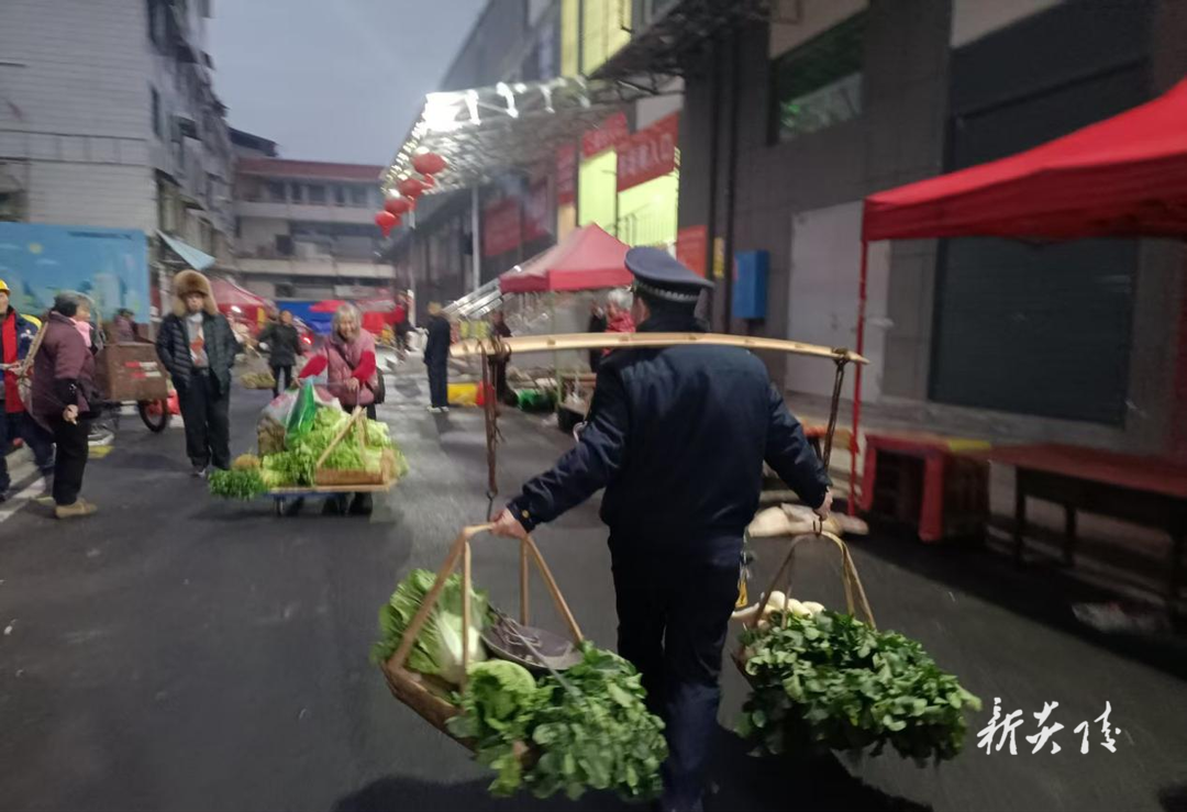 县城管局开展湘赣红农贸市场周边集中整治行动