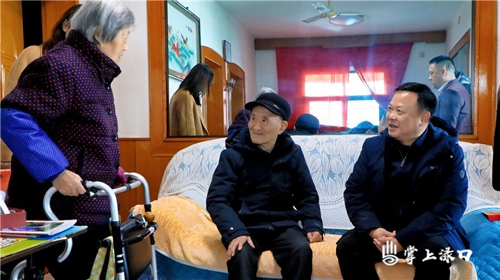 李晓彤春节前开展走访慰问活动