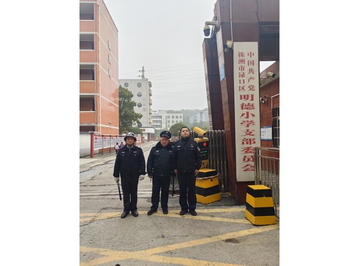 守好护学岗 民警在行动