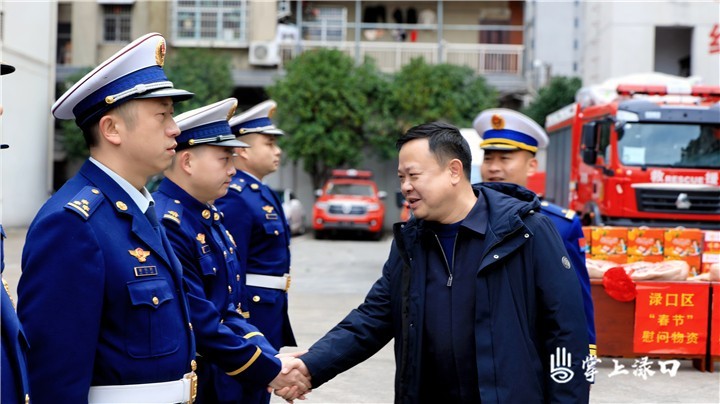 李晓彤春节前开展走访慰问活动