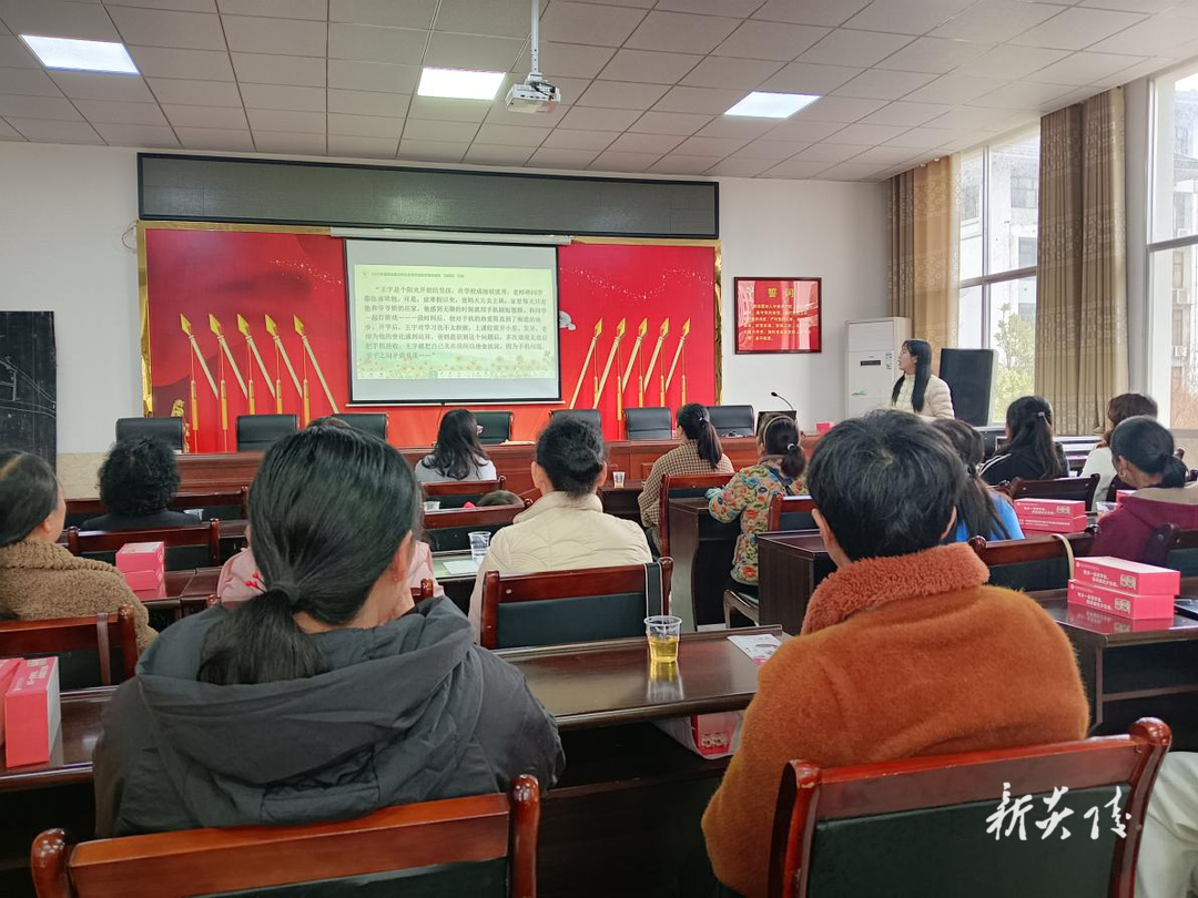 霞阳镇：“她”讲座进乡村 健康护航绽芳华