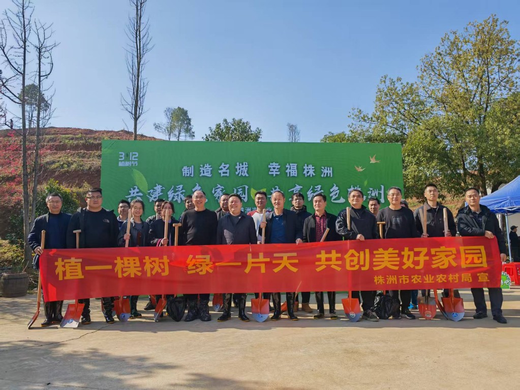 市农机事务中心参加义务植树活动