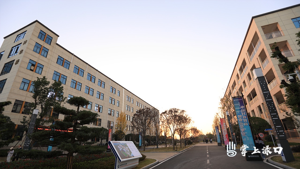 株洲渌荣投资发展有限公司与湖南铁航教育发展集团成功签约 共建株洲科技职业学院