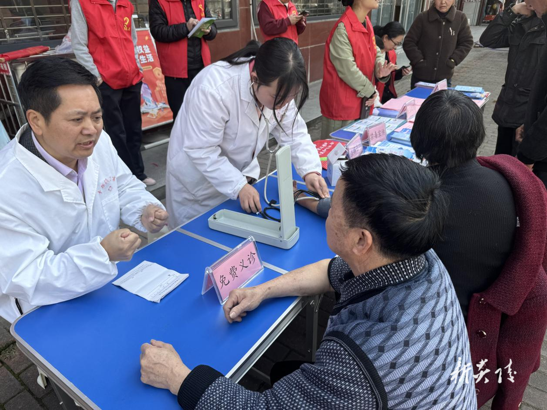 十都镇开展学雷锋志愿服务活动 惠民服务暖人心