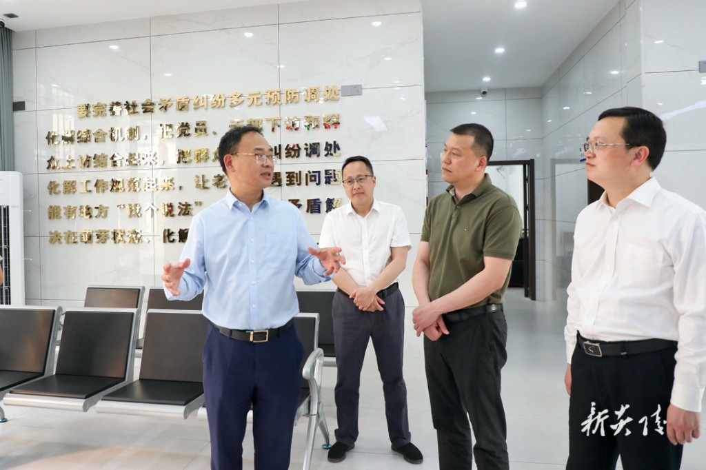 何恩广在炎陵县调研并巡林巡田