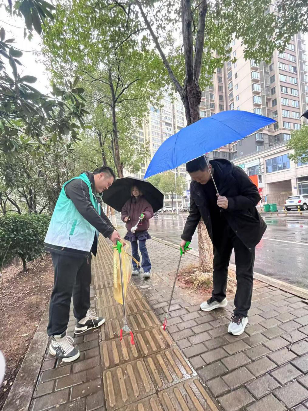 “党建红”扮靓美好家园 学雷锋践行为民初心