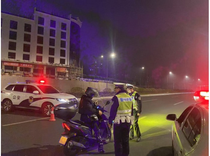 常抓酒驾不松懈 筑牢道路安全防线