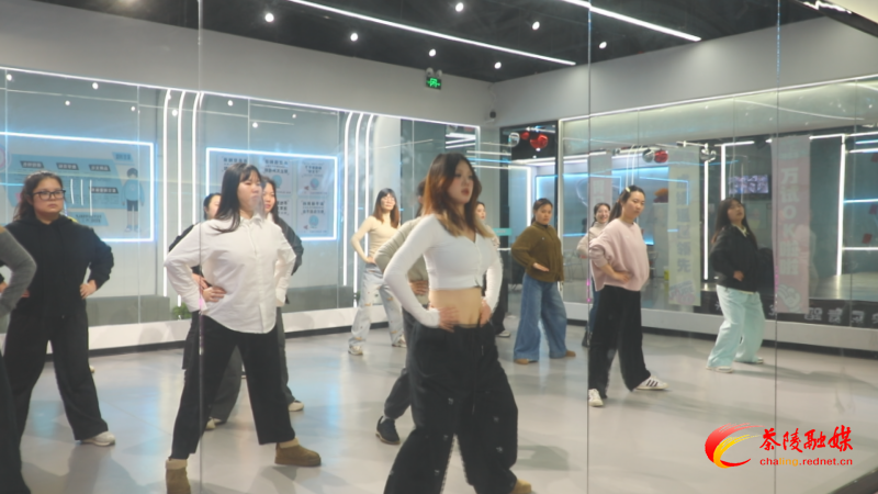 茶陵县“青年夜校”开班：公益舞蹈课程点亮年轻人夜生活