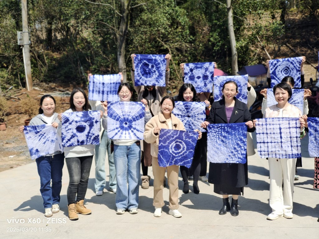 非遗传承绘华章 统计女工展笑颜  ——株洲市统计局开展“三八”妇女节扎染体验活动