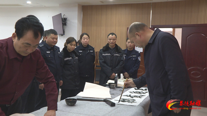 警营里的墨香传承：茶陵书法家与交警共书新时代雷锋故事