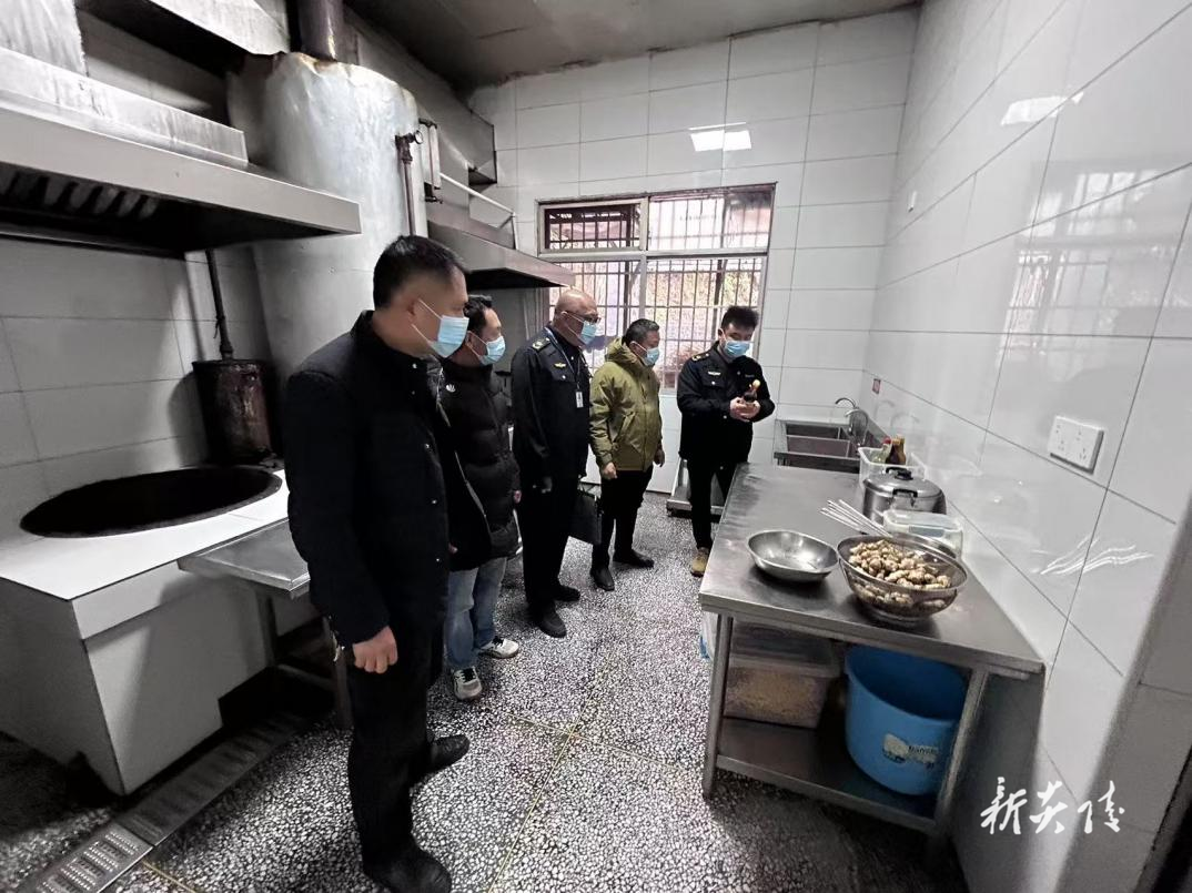 十都镇开展校园食品安全检查 筑牢食品安全防线