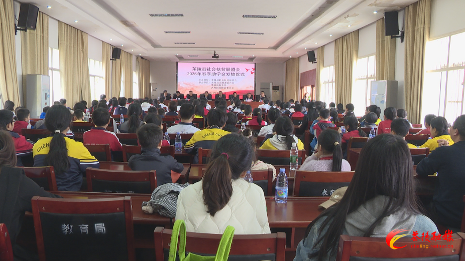 265名困难学生获社会扶贫联盟会27.1万助学资金