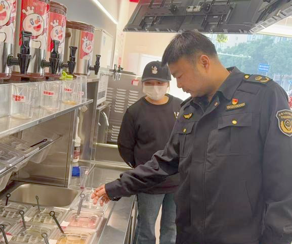 芦淞市监开展奶茶店突击检查 严把食品安全关