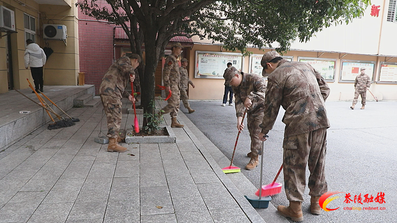 茶陵县人武部组织预定新兵和部分民兵开展学雷锋活动