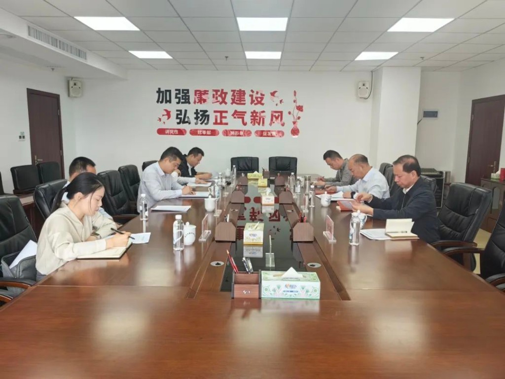 罗鹏程区长一行来市商务局交流座谈