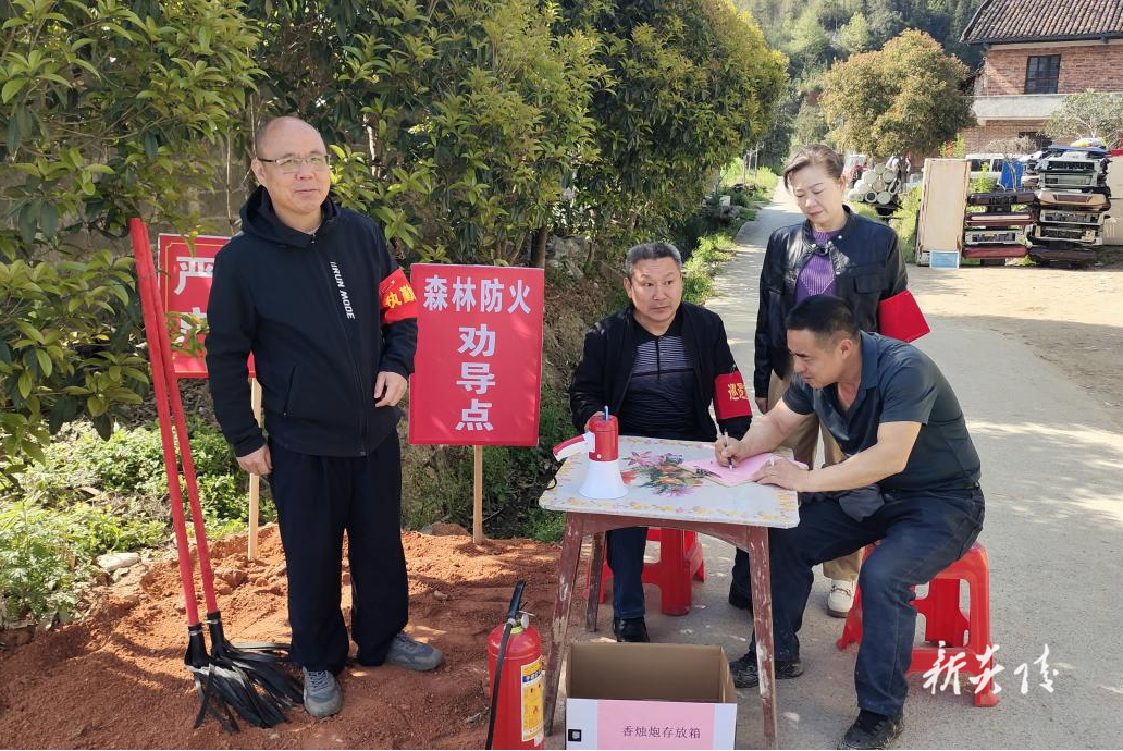 霞阳镇：缅怀先烈寄哀思 文明祭扫护平安