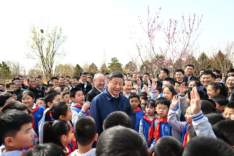 习近平在参加首都义务植树活动时强调：汇聚共建美丽中国磅礴力量 让祖国大地更加绿意盎然生机勃发