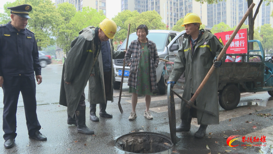 县城管局：清理城区雨水口 守护城市 “毛细血管”