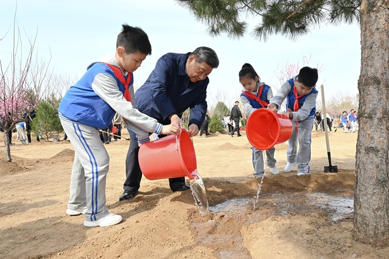 习近平在参加首都义务植树活动时强调：汇聚共建美丽中国磅礴力量 让祖国大地更加绿意盎然生机勃发
