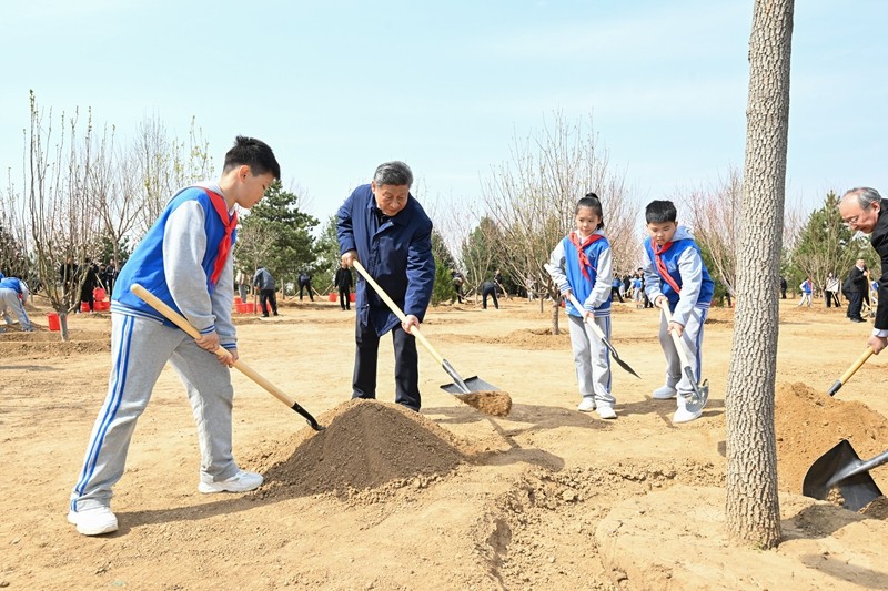 习近平在参加首都义务植树活动时强调：汇聚共建美丽中国磅礴力量 让祖国大地更加绿意盎然生机勃发