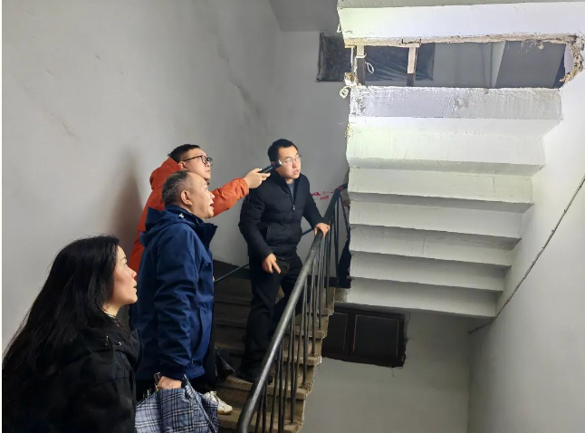 田心街道：高效处置楼梯塌陷安全隐患
