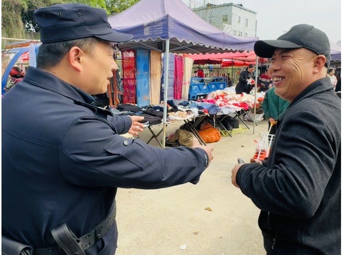 马家河派出所“警”跟赶集脚步 用行动守护平安