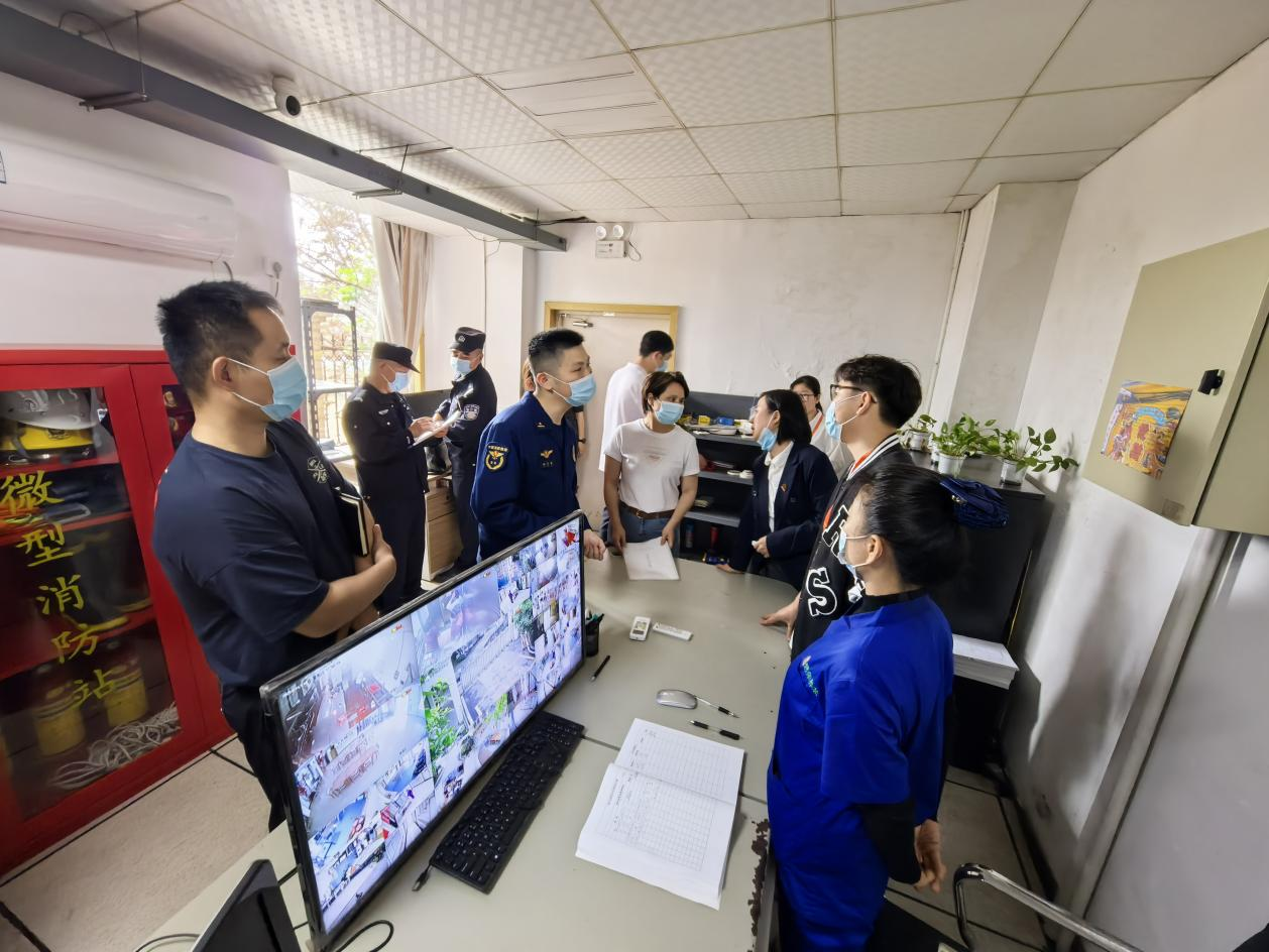 区民政局联合消防进行安全生产检查