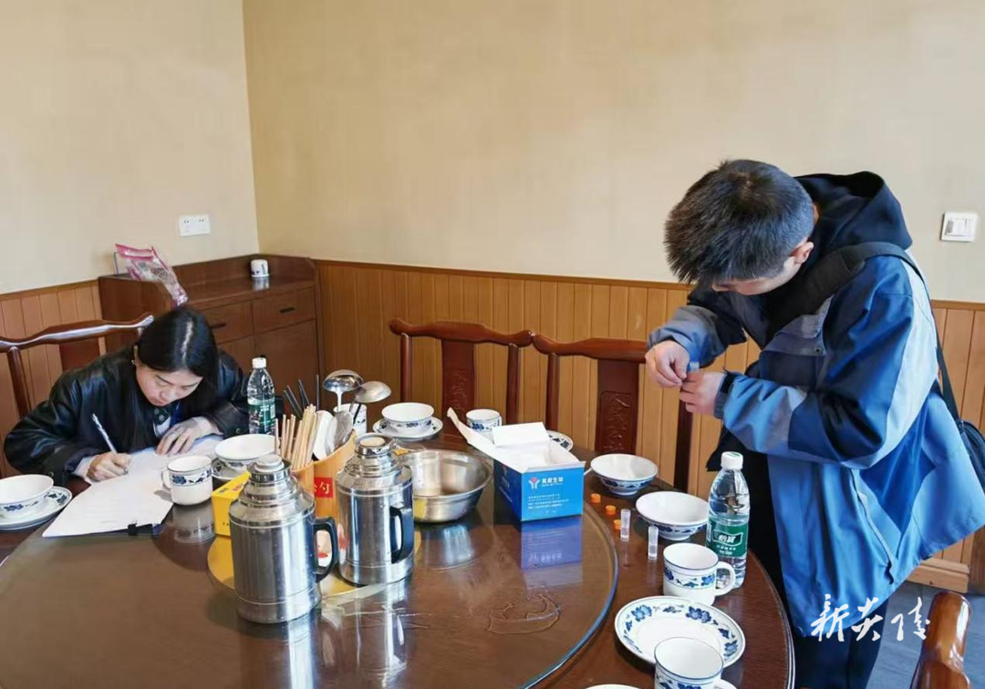 县市场监管局开展餐饮具快检 守护群众“舌尖上的安全”