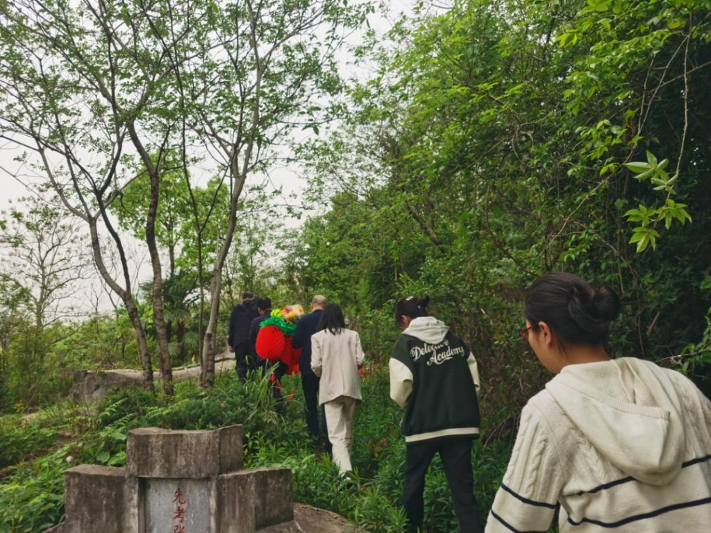 株洲石峰区：情牵异地烈属 共祭英烈忠魂