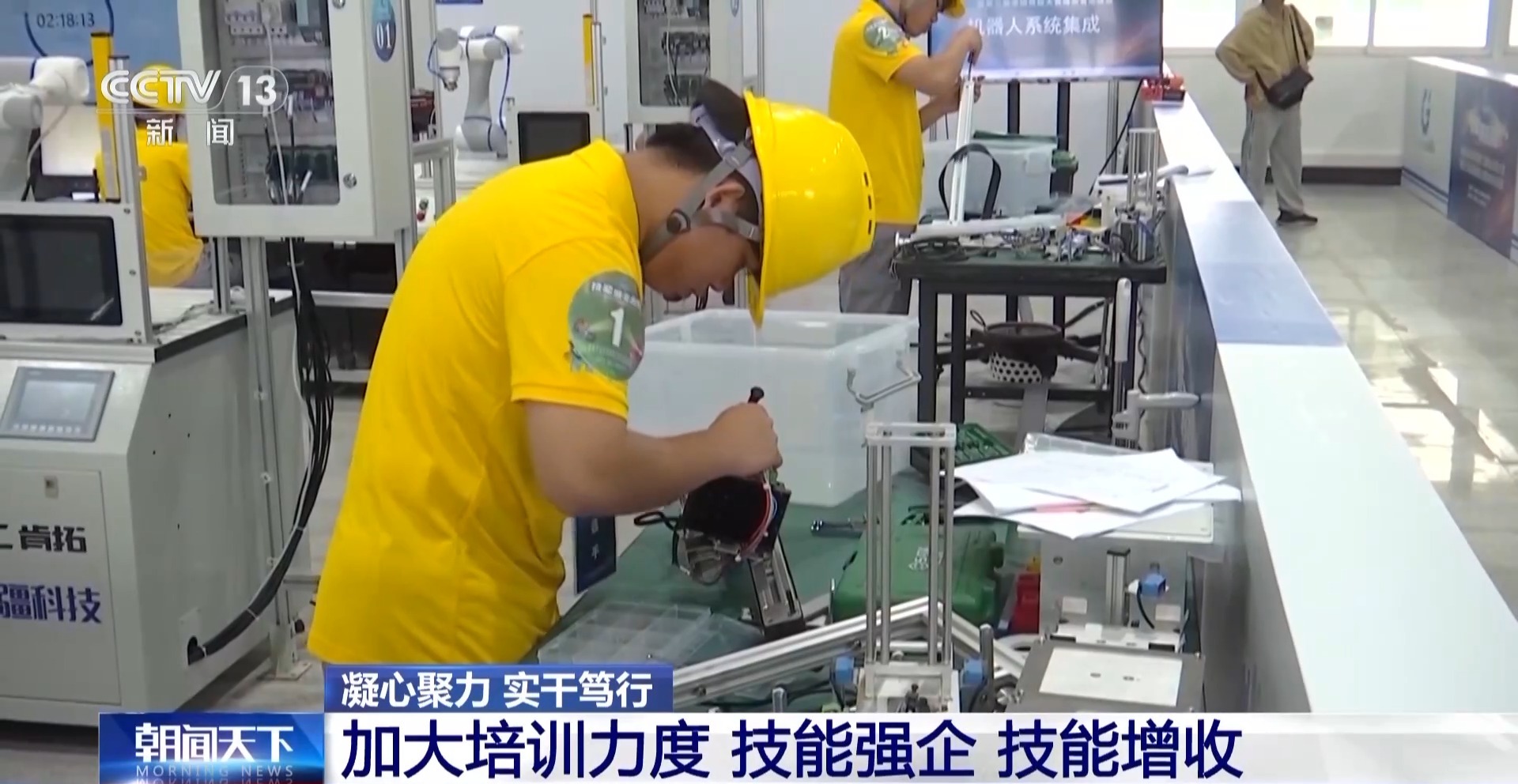 凝心聚力 实干笃行丨招聘会开到商圈里 各地多措并举稳岗扩岗